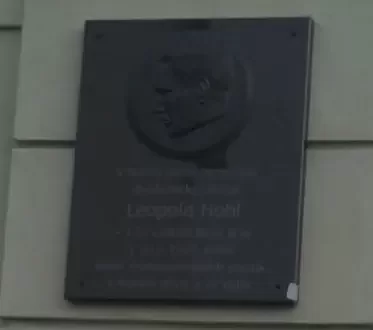 Pamětní deska na rodném domě Leopolda Hohla